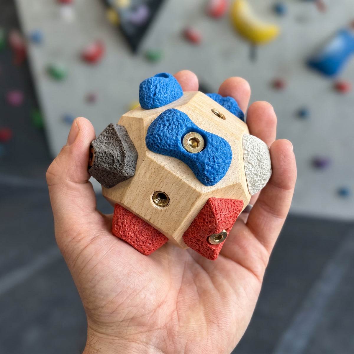 Climber training finger strength with the Grippo Hands block